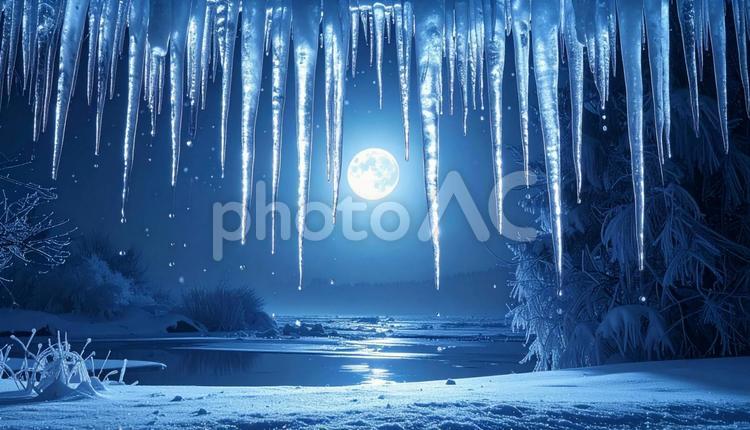 満月に照らされたつららと雪原 つらら,氷,冬の写真素材