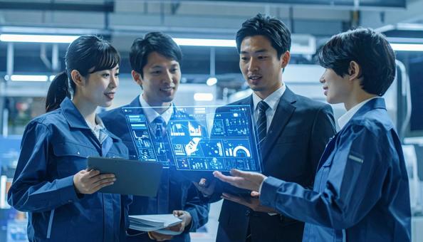 ホログラムのデータを見ながら議論 ホログラムのデータを見ながら議論の写真