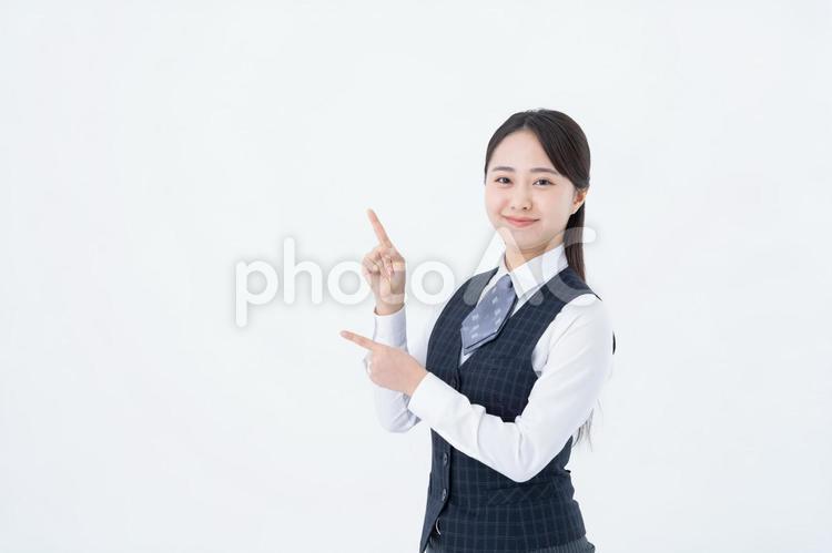 指さしする若いビジネスウーマン おすすめ,ビジネスウーマン,指さしの写真素材