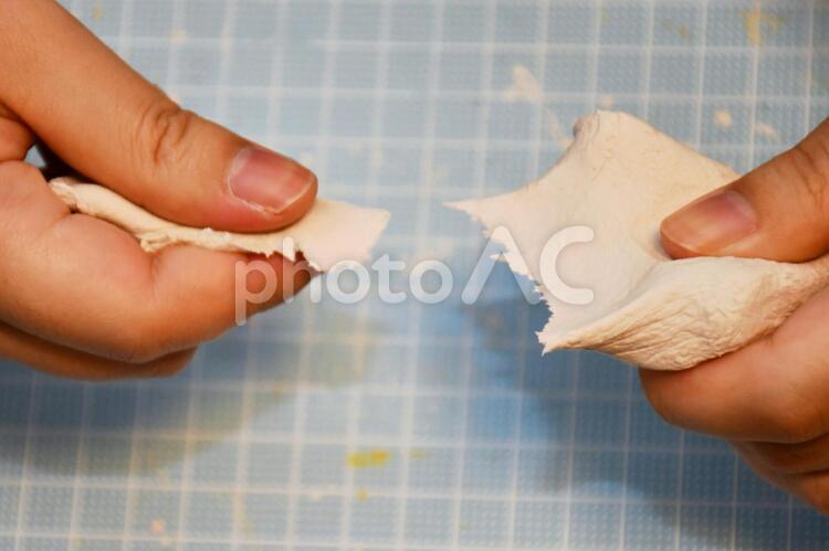 粘土をちぎる 粘土,ちぎる,手の写真素材