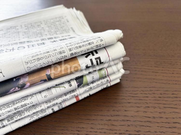 テーブルの上の新聞紙の束 新聞紙,新聞,紙媒体の写真素材