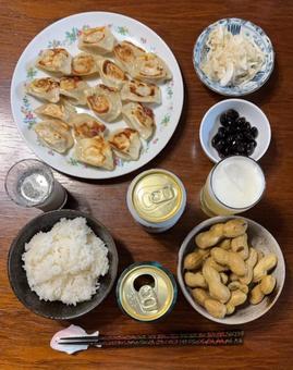 あきたこまちご飯と焼き餃子などの夕食 夕食,餃子,あきたこまちご飯の写真素材