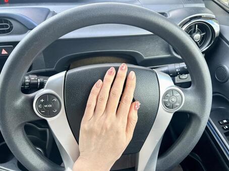 クラクションを鳴らす女性ドライバー クラクション,ハンドル,運転の写真素材