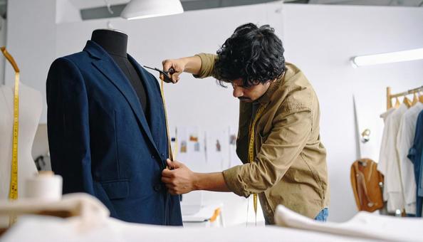 ジャケットを測定する男性 ジャケットを測定する男性の写真