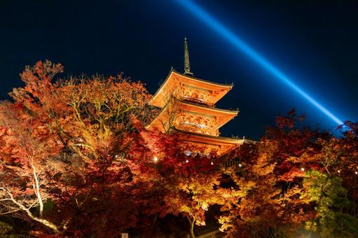 清水れら三重塔ライトアップと紅葉 清水れら三重塔ライトアップと紅葉 清水寺,三重塔,ライトアップの写真素材