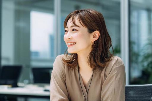 笑顔で会話するビジネス女性 笑顔で会話するビジネス女性の写真