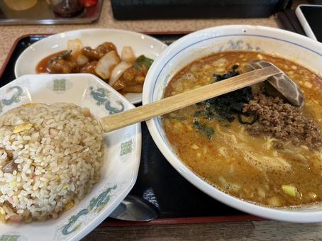 ボリューム満点中華定食 ボリューム満点中華定食 中華料理,炒飯,担々麺の写真素材