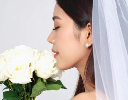 ウエディングドレスを着た女性 白い花15の写真