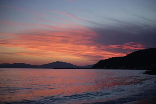 夕日と波 夕日と波の写真