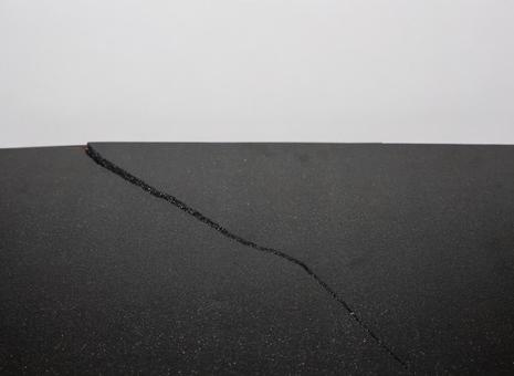 黒い割れた地面と白い壁 黒い割れた地面と白い壁 背景,地面,壁の写真素材