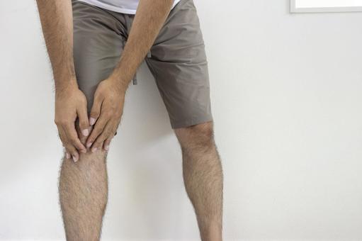 膝を押さえている男性(日本人、顔無し) 膝を押さえている男性(日本人、顔無し) 男性,膝,足の写真素材