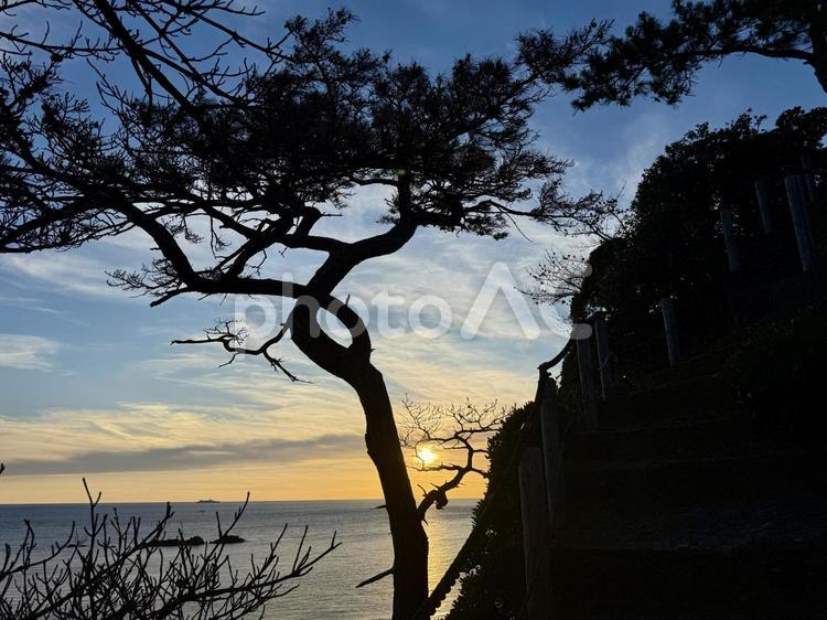 福井県鉾島　越前海岸の夕方の空 断崖絶壁,水平線,夕景の写真素材
