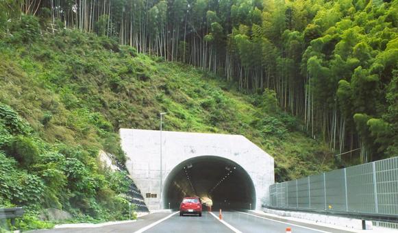 出来上がった新トンネルへと 出来上がった新トンネルへとの写真
