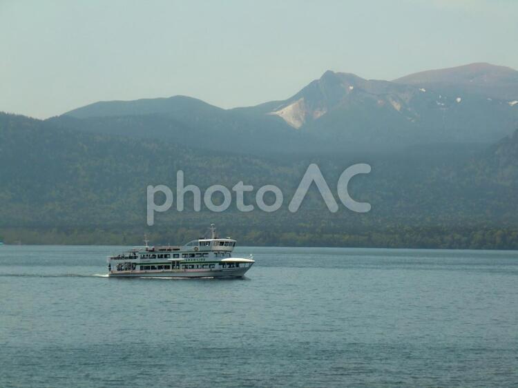 阿寒湖の遊覧船 阿寒湖,遊覧船,雌阿寒岳の写真素材