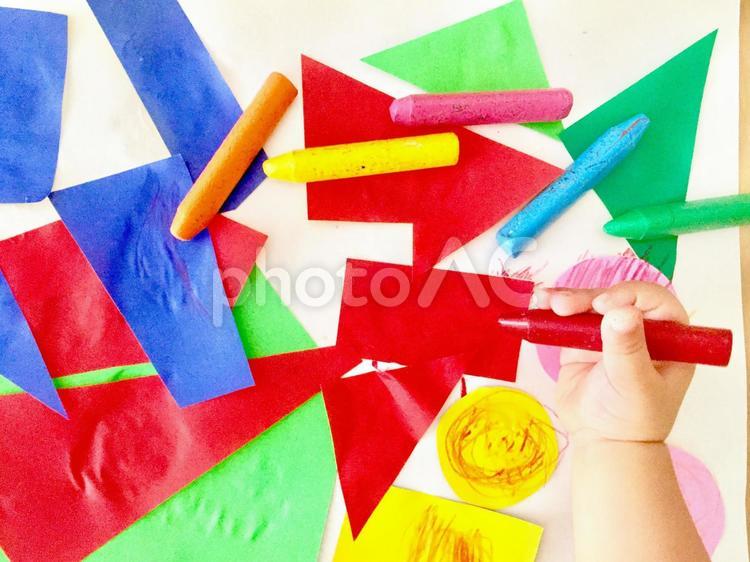 折り紙のはり絵とクレヨンで遊ぶこどもの手 折り紙,お絵かき,子供の手の写真素材