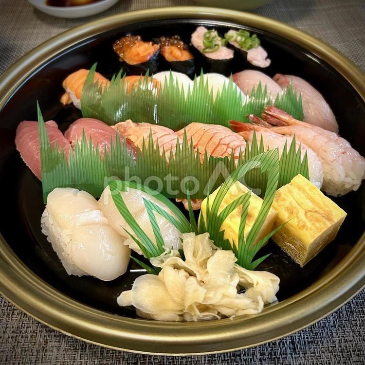 テイクアウトのお寿司 テイクアウト,お寿司,夕食の写真素材