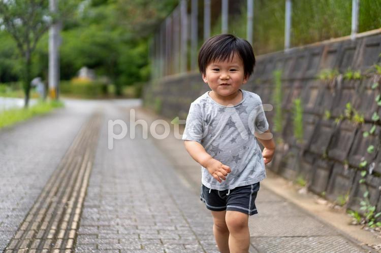 ２歳の男の子　ポートレート 子ども,育児,子育ての写真素材