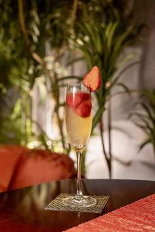 イチゴ入りスパークリング イチゴ,お酒,スパークリングの写真素材