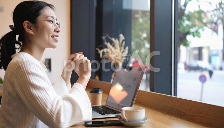 カフェで仕事をするフリーランス女性 コワーキングスペース,コワーキング,リモートワークの写真素材
