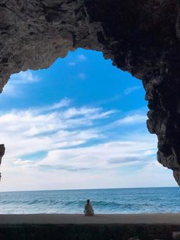 洞窟と人 洞窟,人物,映えの写真素材