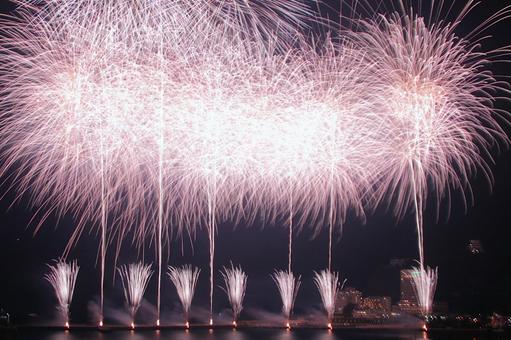 晩夏の熱海海上花火大会 28 晩夏の熱海海上花火大会 28 花火,夏,花火大会の写真素材