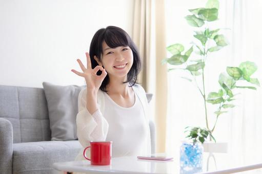 Image of a woman operating a smartphone, امرأة, مطابقة, علامة جيدة, JPG