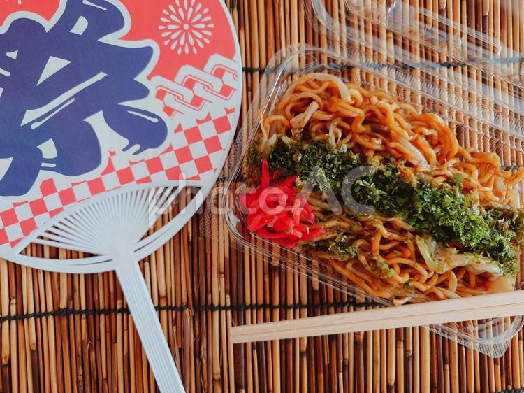 プラ容器入りの焼きそば2 焼きそば,割り箸,すだれの写真素材