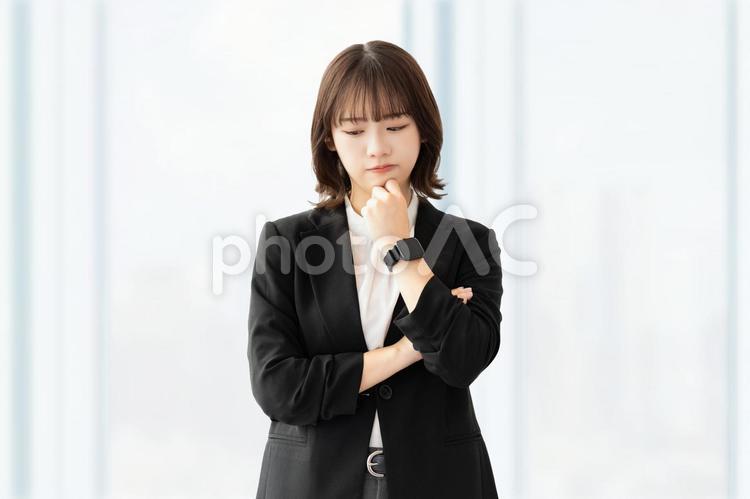 考えごとをする女性・ビジネスウーマン 女性,考える,悩むの写真素材