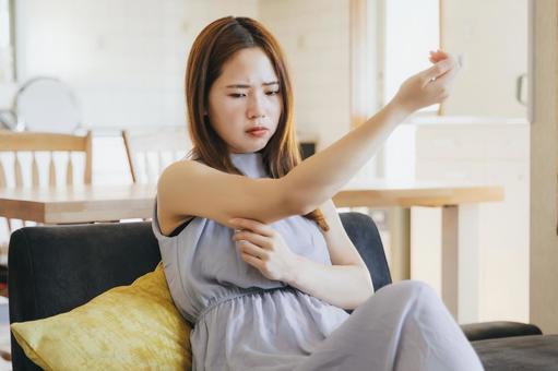 ダイエットに悩む女性 ダイエットに悩む女性 二の腕,ダイエット,年齢の写真素材