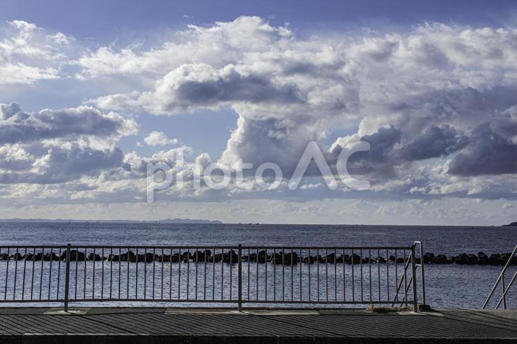 海岸沿いの道路のフェンス 海岸,晴天,夏の写真素材