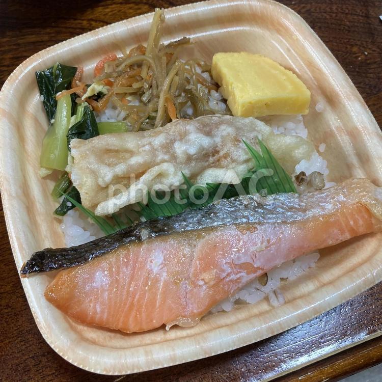 紅鮭のちくわ弁当 弁当,中食,魚の写真素材