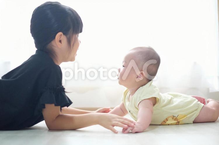 お姉ちゃんと赤ちゃん２ 赤ちゃん,子ども,家族の写真素材