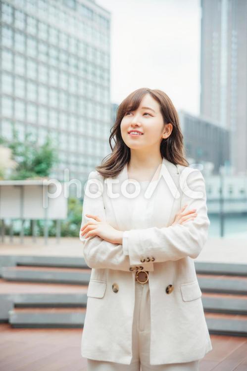 都会を歩くビジネスウーマン、OL（腕組み） ビジネスウーマン,ビジネス,お出かけの写真素材