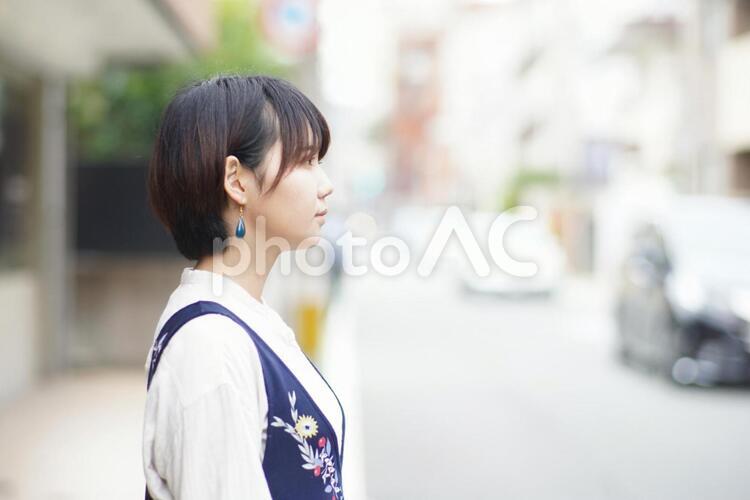 住宅街とボーイッシュな女の子 商店街,街,住宅街の写真素材