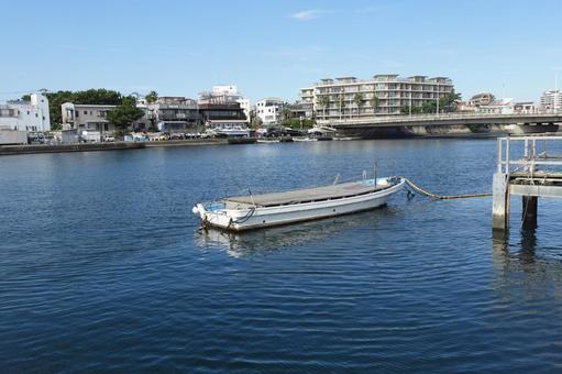 江の島の海に浮かぶボート 江の島,船,ボートの写真素材