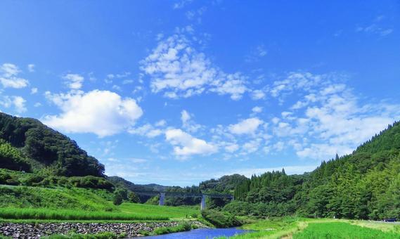 夏~秋の神戸川流域の山並みと空雲 夏~秋の神戸川流域の山並みと空雲 山間地,山,川の写真素材