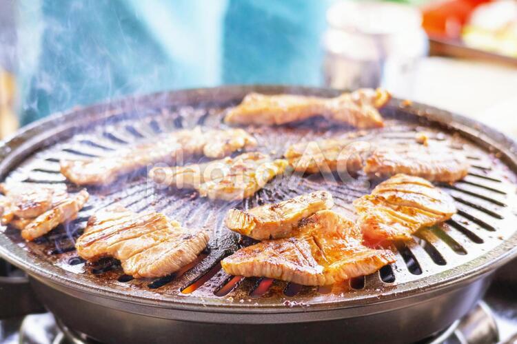 鉄のプレートで焼かれている牛タン 5588 焼肉,牛タン,焼いているの写真素材
