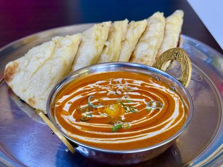 バターチキンカレーとチーズナン バターチキンカレーとチーズナンの写真