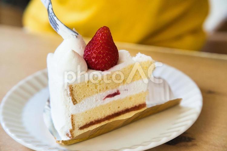 おやつのケーキを食べるこどもた ケーキ,洋菓子,テーブルの写真素材