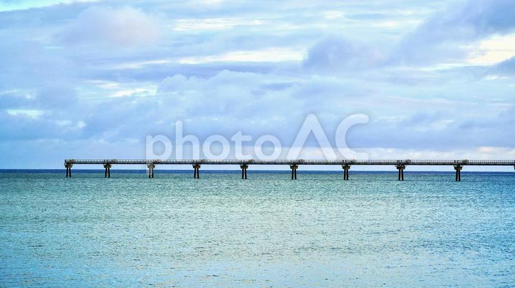 沖縄県那覇空港の滑走路 滑走路,雲,海の写真素材