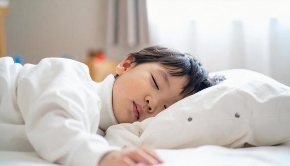 お昼寝する日本人の男の子の横顔の写真