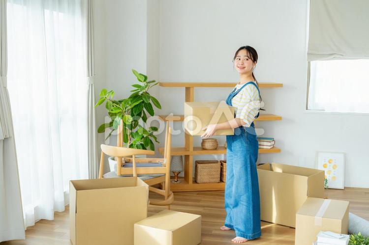 引越しの準備をする若い女性 引越し,笑顔,女性の写真素材