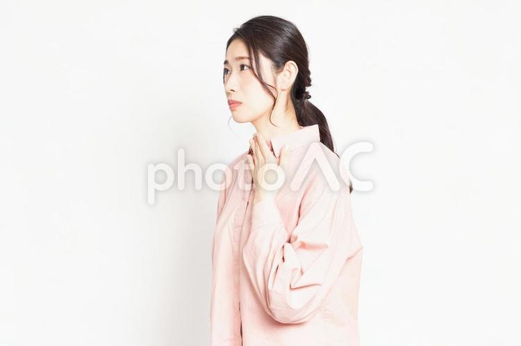風邪をひいて喉が痛い女性 風邪,女性,病気の写真素材