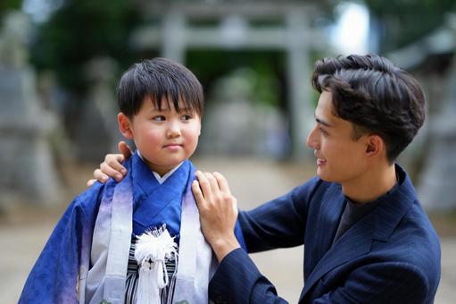 七五三で笑顔を見せる男の子と家族 七五三で笑顔を見せる男の子と家族 七五三,お参り,七五三参りの写真素材