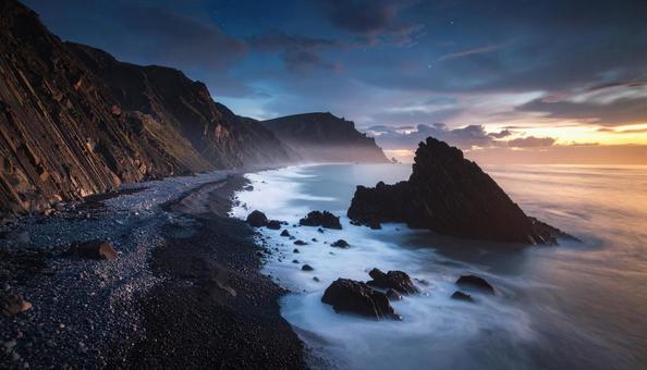 絶景 夜の海岸 山 崖 島 絶景 夜の海岸 山 崖 島の写真