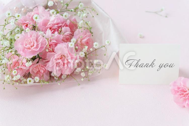 カーネーションの花束とメッセージカード カーネーション,花束,母の日の写真素材