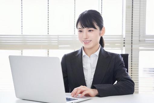 操作筆記本電腦的女商人, JPG 操作筆記本電腦的女商人, महिला, मुस्कुराता हुआ चेहरा, एक बिज़नेसवुममन, JPG
