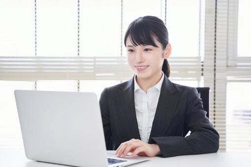 Business woman operating a laptop, fem, uśmiech, kobieta biznesu, JPG