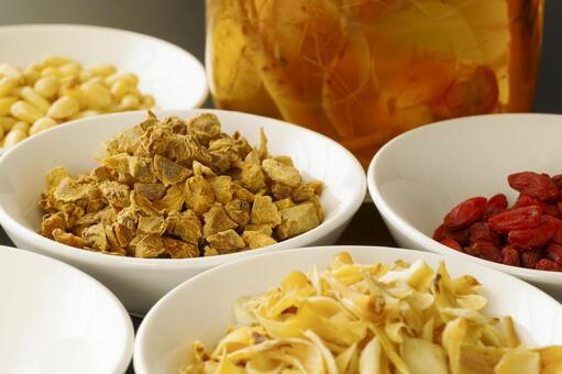 高麗人参の薬用酒と薬膳の食材 薬膳,漢方,和漢の写真素材