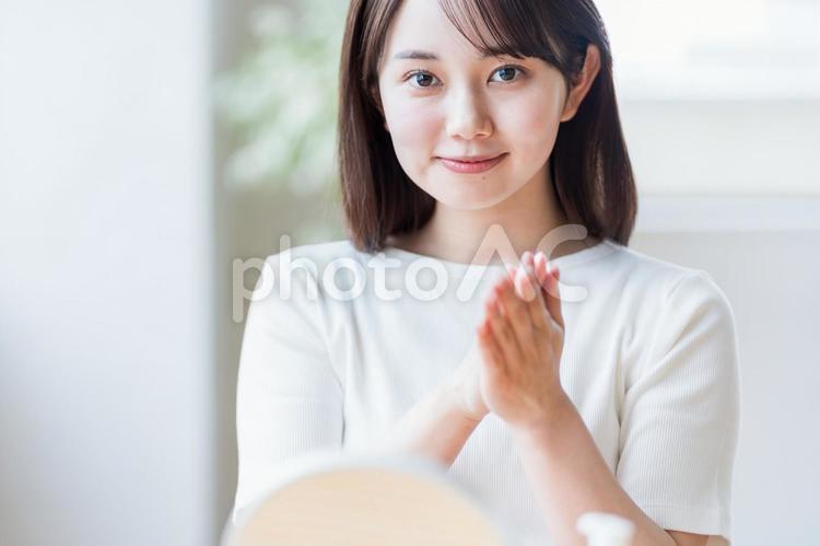 若い女性のスキンケアイメージ ビューティー,女性,日本人の写真素材